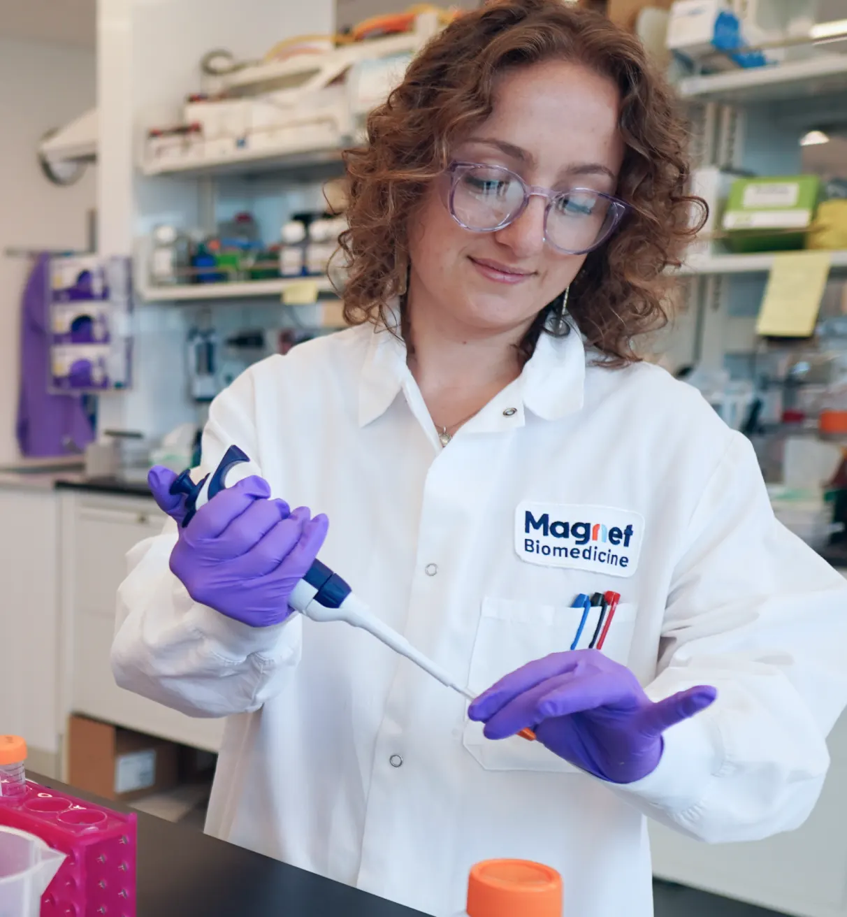 Magnet Biomedicine scientist in the lab pipetting.